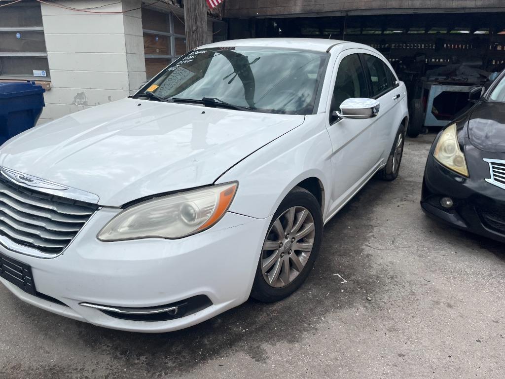 2013 Chrysler 200 Limited - Photo 9